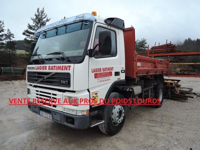 une photo d'un camion blanc garé dans un parking