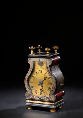 une petite horloge posée sur une table