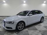 une photo d'un break Audi blanc garé dans un garage
