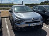 trois voitures garées sur un parking