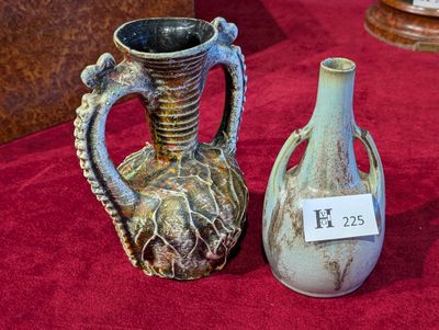 deux vases posés sur une table rouge