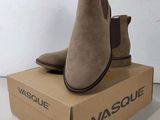 gros plan sur une paire de chaussures posée sur une boîte