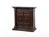 un petit meuble en bois surmonté d'une porte