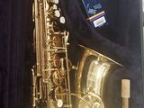 un saxophone rangé dans son étui, posé sur une table