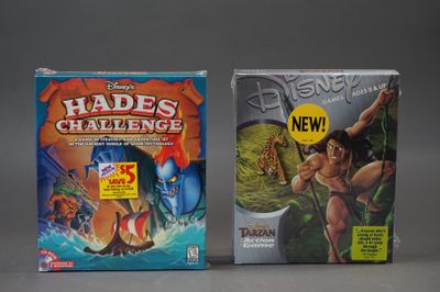 deux jeux sur la table, dont l'un est un jeu vidéo et l'autre un jeu vidéo