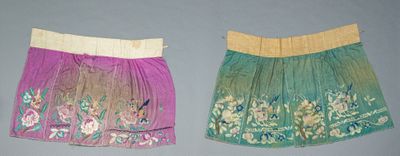deux morceaux de tissu ornés de motifs floraux sur un fond gris