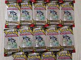 une pile de cartes à collectionner pokemon posée sur une table