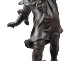 statue en bronze représentant un garçon portant un panier sur l'épaule