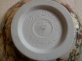 un gros plan d'un vase sur lequel figure une horloge