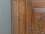 un meuble en bois avec des sculptures dans une pièce