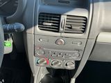 vue du tableau de bord d'une voiture, avec le volant et les commandes du tableau de bord