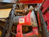une boîte d'outils posée sur une table
