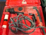 une boîte à outils rouge avec des outils sur une table