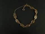 un bracelet en or sur fond noir