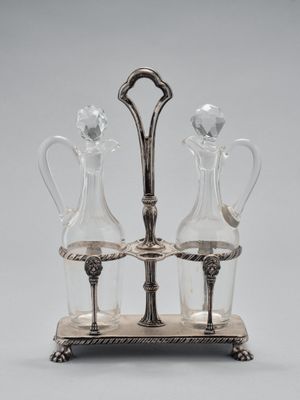 une carafe en verre plaquée argent d'époque, accompagnée de trois vases en verre