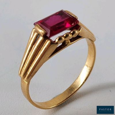 Bague en or jaune 18K (750 millièmes) godronnée et sertie d’…