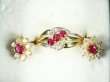 une image représentant une bague en or sertie d'un rubis et de topazes blanches
