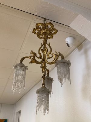 un lustre suspendu au plafond d'une pièce