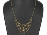 un collier en or orné de cinq étoiles, suspendu à une chaîne, sur un mannequin
