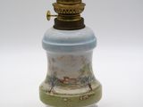 une petite lampe posée sur une table