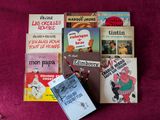un grand nombre de livres posés sur une table