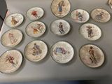 un grand nombre d'assiettes posées sur une table