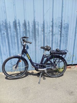 un vélo garé devant un mur bleu