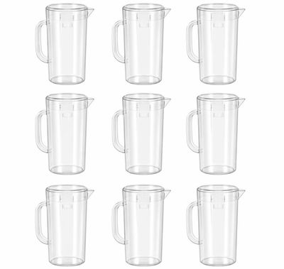 six gobelets en plastique transparent sont alignés sur une surface blanche