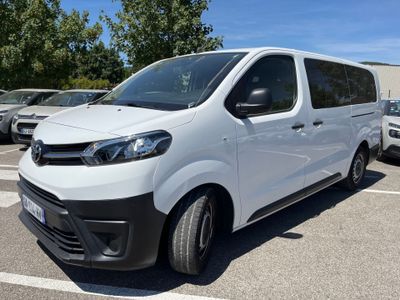 une camionnette blanche garée dans un parking à côté d'autres voitures