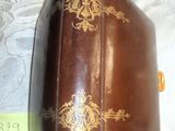 un étui marron orné de motifs dorés, posé sur une table
