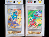Deux paquets de cartes à collectionner Pokémon sont exposés dans une boîte