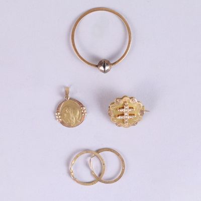 trois anneaux et un anneau en or sur un fond blanc