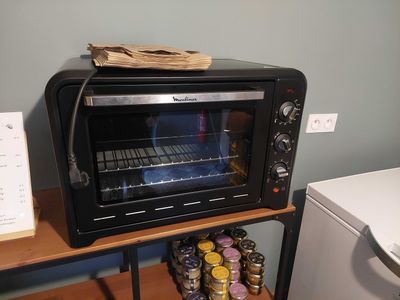 un four grille-pain posé sur une table