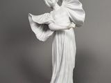 statue d'une femme en robe blanche tenant un éventail