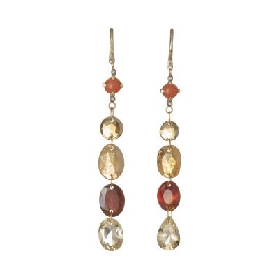 une paire de boucles d'oreilles ornées de pierres multicolores