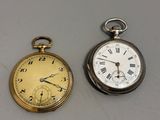 deux types différents de montres de poche posées sur une table