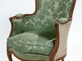 une chaise rembourrée avec un revêtement vert rembourré rembourré rembourré rembourré rembourré rembourré rembourré