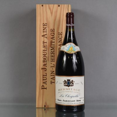 l'image d'une bouteille de vin posée à côté d'une caisse en bois