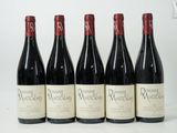 six bouteilles de vin sont alignées sur une surface blanche