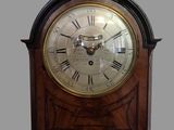 une horloge en bois avec des chiffres romains sur le cadran