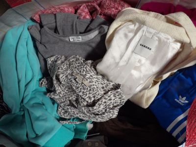 une pile de vêtements posée sur un lit