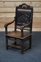 Fauteuil en bois teinté à dossier ajouré de fuseaux et à déc…