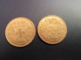 deux pièces d'or ornées d'une croix au recto et d'un bouclier au verso