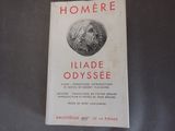 un livre sur lequel figure la photo d'un homme