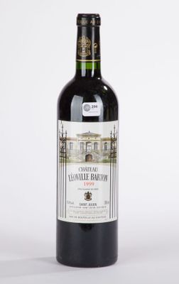 une bouteille de vin posée sur une table