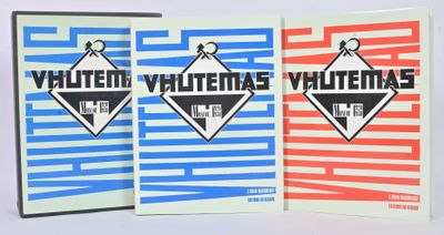trois livres sont alignés sur une surface blanche