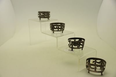 Plusieurs types de bracelets sont exposés sur un support blanc.