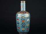 Vase chinois en émail closé, orné de fleurs et d'oiseaux sur fond bleu