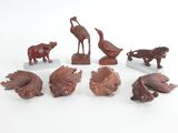 de nombreux types d'animaux en bois exposés