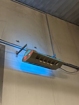 une lumière bleue fixée au plafond d'un immeuble